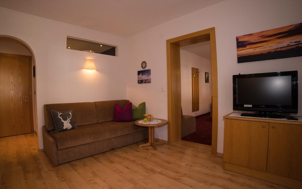 Alberts Bellevue Appartements Nauders Chambre photo